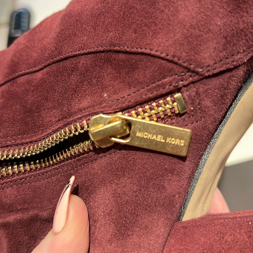 Michael Kors Merlot boots size 6.5 w/gold chain accent and chunky heel. - Picture 3 of 5